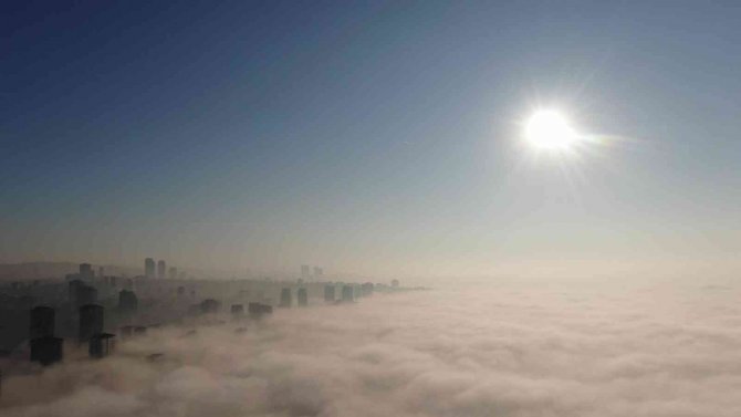 İ̇stanbul Anadolu Yakası’nda Sisin Gölgesinde Güneş Manzarası Görenleri Mest Etti
