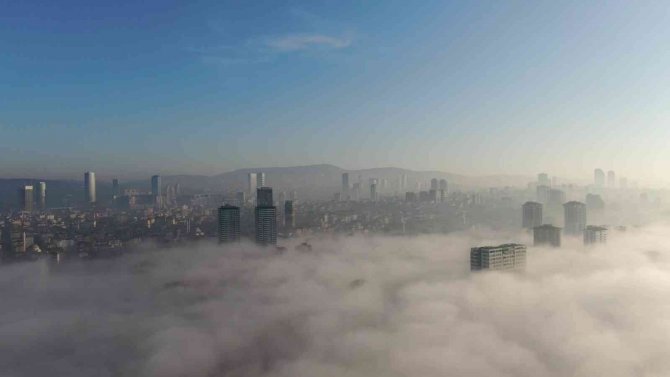 İ̇stanbul Anadolu Yakası’nda Sisin Gölgesinde Güneş Manzarası Görenleri Mest Etti