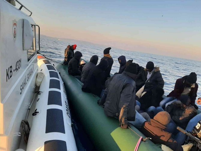 İ̇zmir Açıklarında 111 Düzensiz Göçmen Kurtarıldı