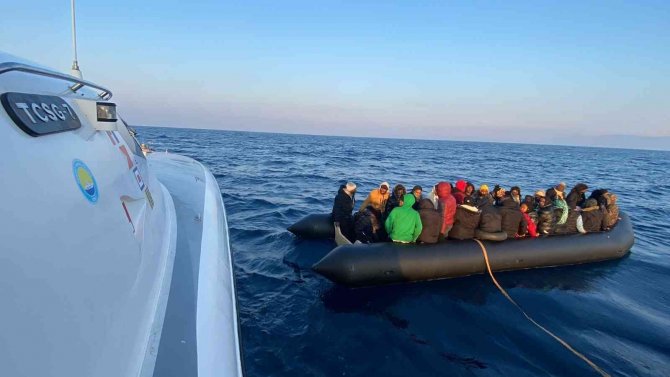 İ̇zmir Açıklarında 111 Düzensiz Göçmen Kurtarıldı