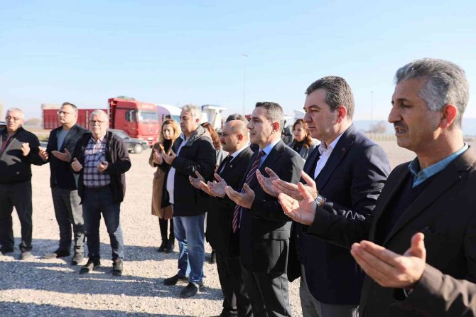 Bergama’da Vatandaşlar Gelişigüzel Bırakılan Tır Ve Kamyonlardan Kurtuldu
