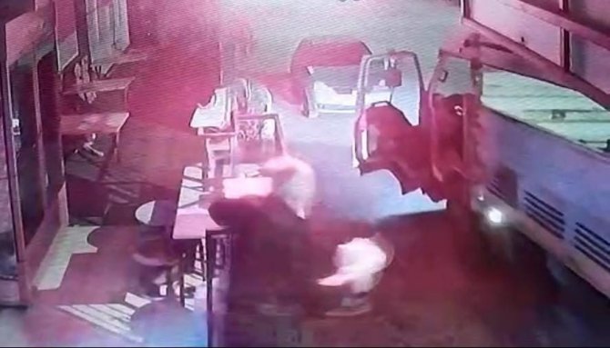 Freni Boşalan Kamyonetin Sürücüsü Ölümle Burun Buruna Geldi: O Anlar Kamerada