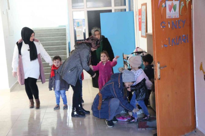 Anneler Ve Çocukları Aynı Çatı Altında Eğitim Alıyor