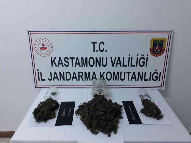 Turşu Bidonu Ve Kavanozlara Esrar Zulalayan Şahıs Jandarmadan Kaçamadı
