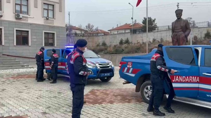 Köydeki Evleri Bir Gecede Soyan Hırsızlar Yakalandı: 476 Saatlik Kamera Görüntüsü İncelendi