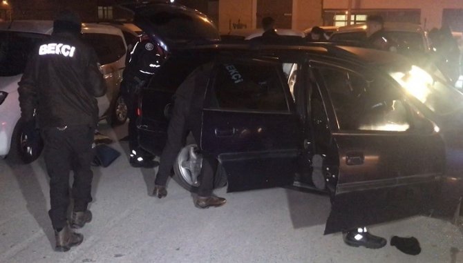 Polisin ‘Dur’ İhtarına Uymayan Araçtaki 4 Kişi Kovalamaca Sonrası Yakalandı