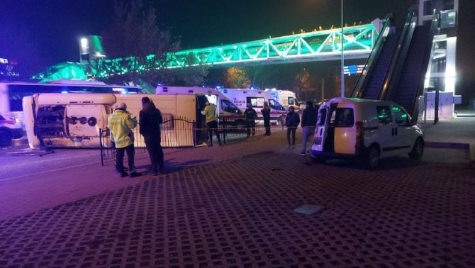 Konya’da Otomobilin Çarptığı Midibüs Yan Yattı: 10 Yaralı