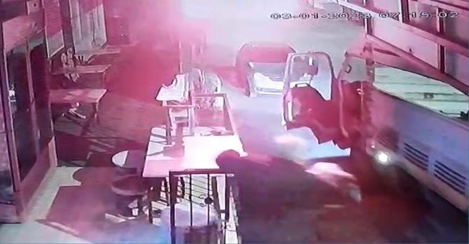 Freni Boşalan Kamyonetin Sürücüsü Ölümle Burun Buruna Geldi: O Anlar Kamerada