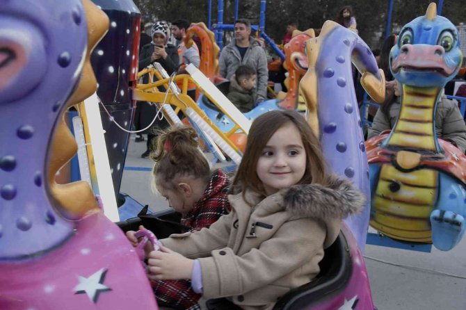 Kuşadalı Minikler Eğlencenin Tadını Çıkarıyor