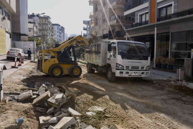 Kuşadası’nda Üstyapı Çalışmaları Devam Ediyor