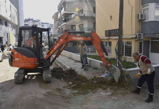 Kuşadası’nda Üstyapı Çalışmaları Devam Ediyor