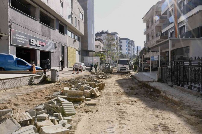 Kuşadası’nda Üstyapı Çalışmaları Devam Ediyor