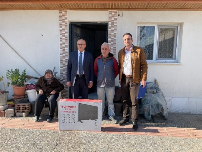 Manisa Büyükşehir Evi Yanan Aileyi Yalnız Bırakmadı