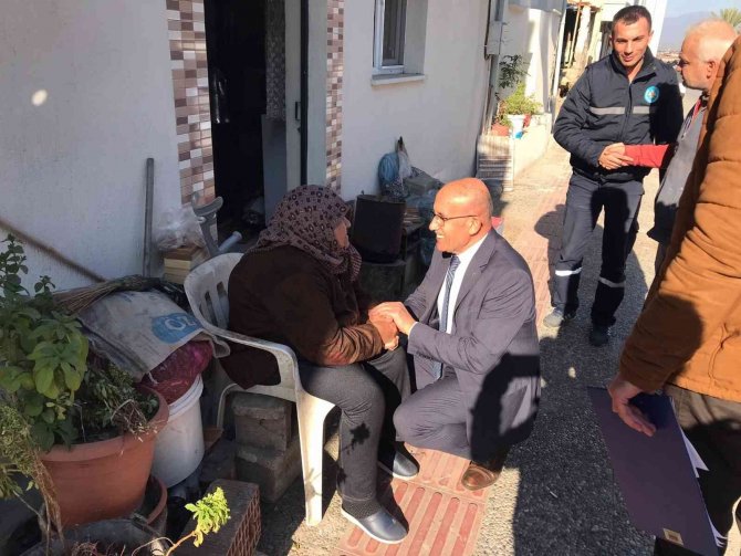 Manisa Büyükşehir Evi Yanan Aileyi Yalnız Bırakmadı