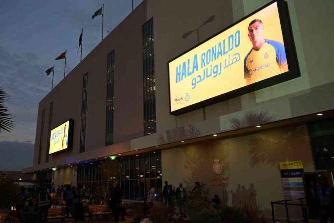 Cristiano Ronaldo, Görkemli Törenle Al Nassr’a İmza Attı