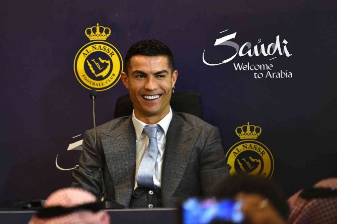 Cristiano Ronaldo, Görkemli Törenle Al Nassr’a İmza Attı