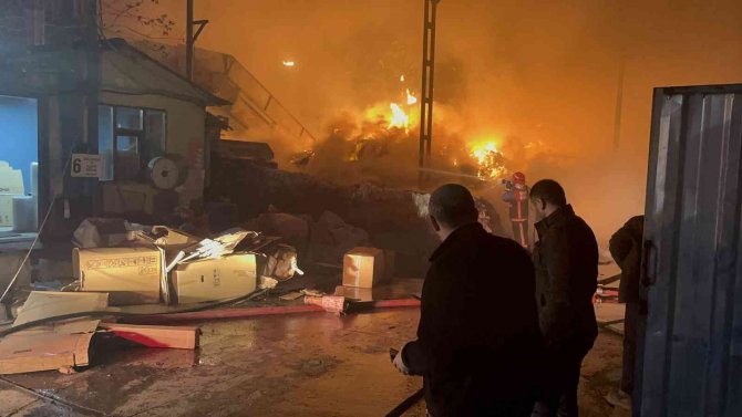 Sakarya’da Geri Dönüşüm Fabrikasında Yangın