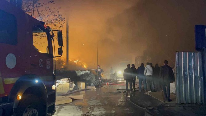 Sakarya’da Geri Dönüşüm Fabrikasında Yangın