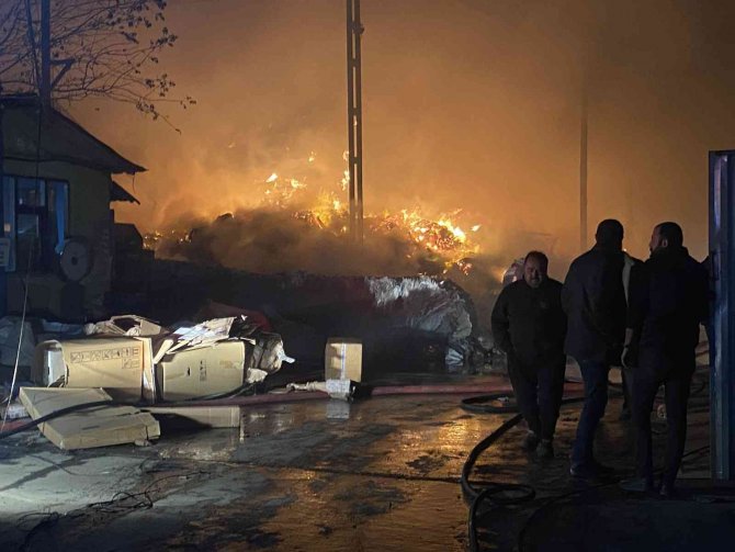 Sakarya’da Geri Dönüşüm Fabrikasında Yangın