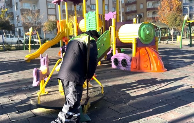 Siirt’te Temizlik İşçisi, Cadde Ve Sokakları Şarkı Söyleyerek Temizliyor