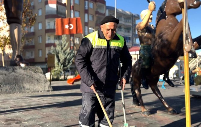 Siirt’te Temizlik İşçisi, Cadde Ve Sokakları Şarkı Söyleyerek Temizliyor