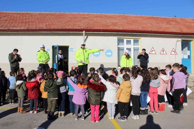 Sinop’ta Köy Okullarındaki Çocuklara Polislik Mesleği Tanıtılıyor