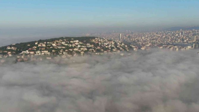 İ̇stanbul Anadolu Yakası’nda Sisin Gölgesinde Güneş Manzarası Görenleri Mest Etti
