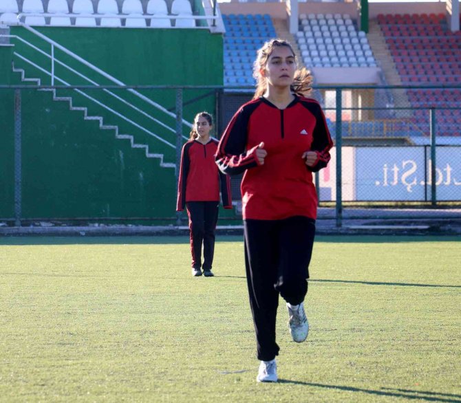 Aynı Takımda Top Koşturan Tek Yumurta İkizler, Oyun İçinde Karıştırılabiliyor