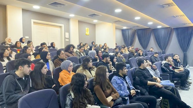 Subü Öğrencilerine Kariyer Ve Dil Semineri