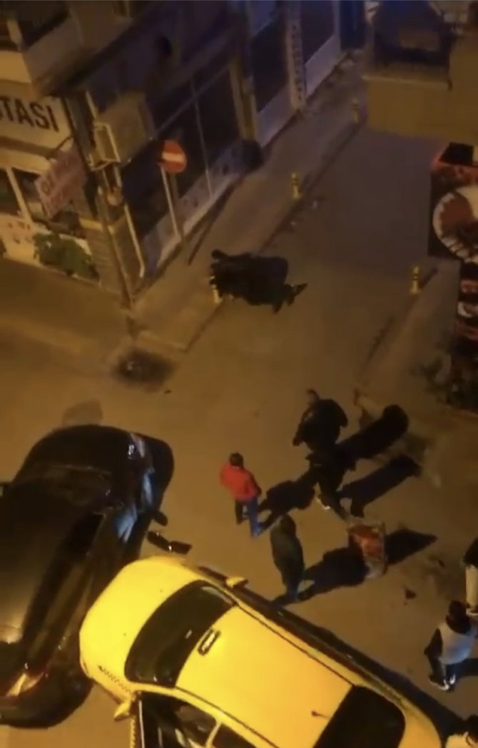 Otomobiline Çarpan Taksi Sürücüsünü Dövdü