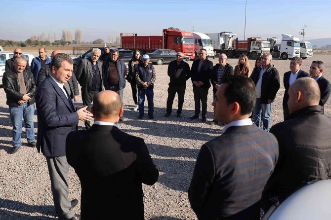 Bergama’da Vatandaşlar Gelişigüzel Bırakılan Tır Ve Kamyonlardan Kurtuldu