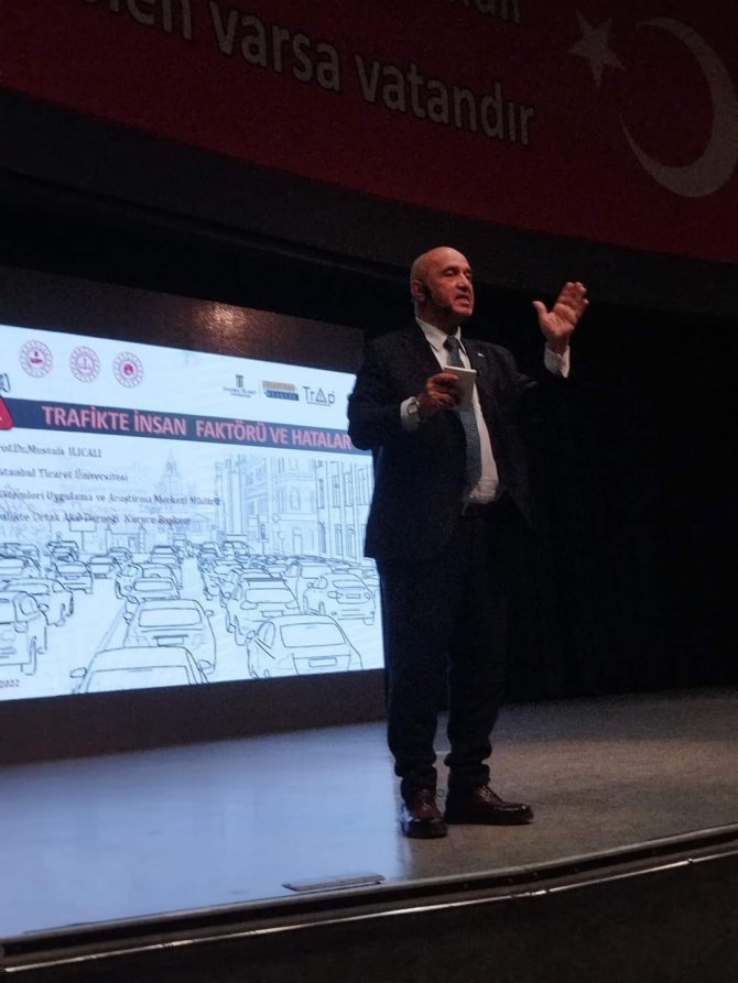 Trafik Canavarı İle 43 Yıldır Mücadele Eden Prof. Dr. Ilıcalı’ya ’Trafik Amca’ Unvanı Verildi