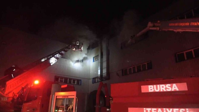 Bursa’daki Fabrika Yangınına 25 Araç 80 Personel Müdahale Ediyor