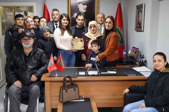 Engelli Gençler El Emeklerinin Gelirini Şehit Ailelerine Bağışladı