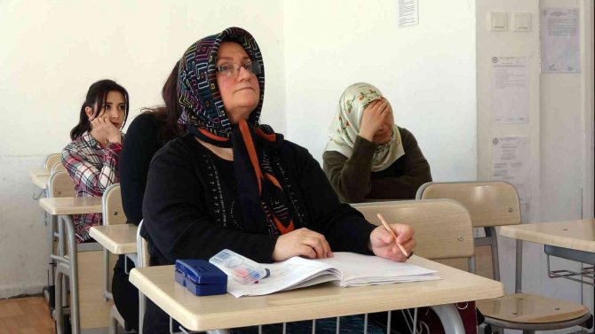58 Yaşında Üniversite Sınavına Hazırlanıyor, Azmiyle Gençlere Örnek Oluyor