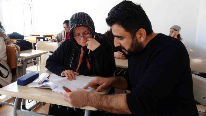 58 Yaşında Üniversite Sınavına Hazırlanıyor, Azmiyle Gençlere Örnek Oluyor