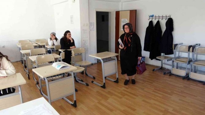 58 Yaşında Üniversite Sınavına Hazırlanıyor, Azmiyle Gençlere Örnek Oluyor