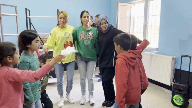 Köy Okullarını Geri Dönüşüm Ve Atık Malzemelerle Yenilediler, Gönülleri Fethettiler