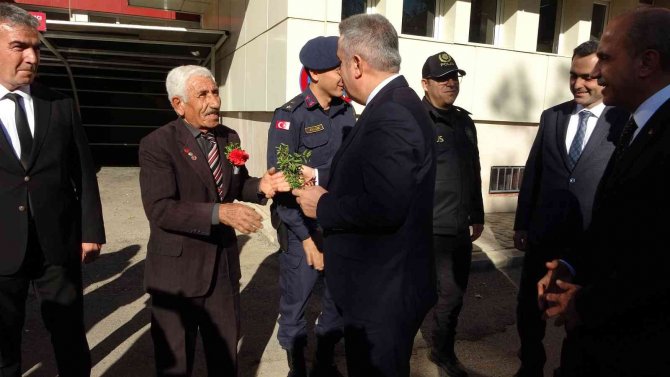 Adanalı Kadınlar Vali Elban’ı Dualarla Karşıladı