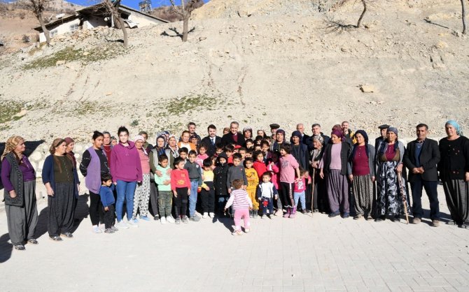 Vali Çuhadar, Köyde Yaşayan Vatandaşların Sorunlarını Dinledi