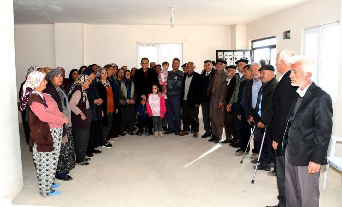Vali Çuhadar, Köyde Yaşayan Vatandaşların Sorunlarını Dinledi
