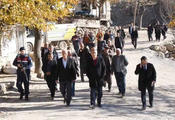 Vali Çuhadar, Köyde Yaşayan Vatandaşların Sorunlarını Dinledi