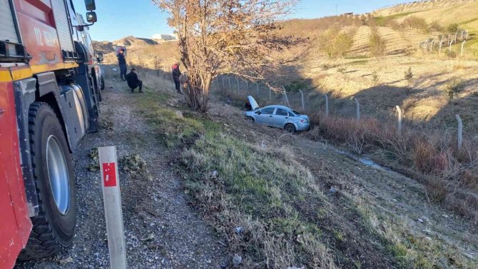 Otomobil Şarampole Yuvarlandı: 4 Yaralı