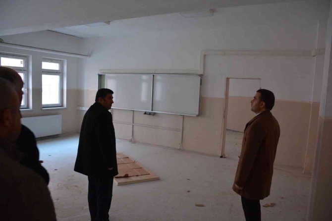 Lise Binasından Başlayan Tadilat Çalışması Devam Ediyor