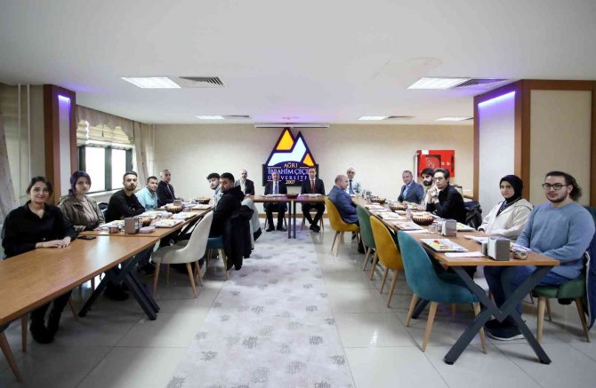 Ai̇çü Rektörü Prof. Dr. Karabulut Öğrenci Konseyi Temsilcileri İle Bir Araya Geldi