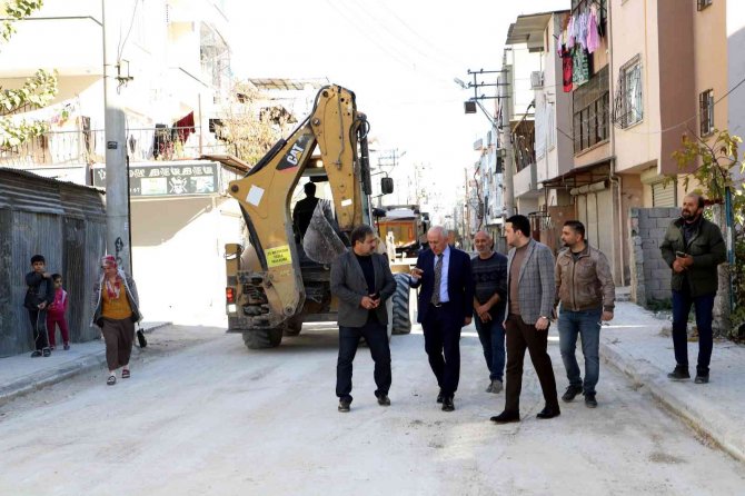 Gültak: "Engellemelere Rağmen Asfalt Serimine Başladık"
