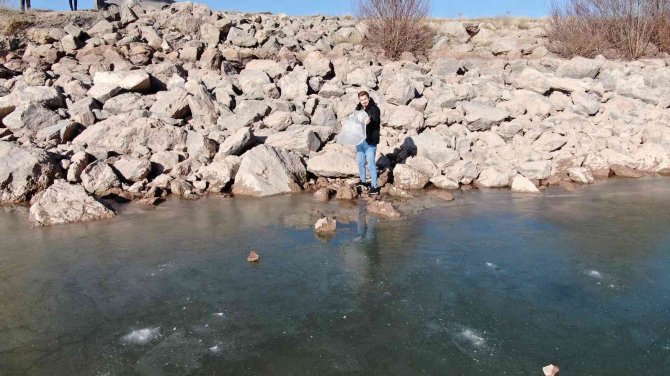 Soğuklar Etkisini Gösterdi, Gölet Yüzeyinde Buz Tabakası Oluştu
