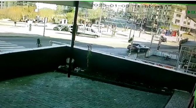 Akülü Sandalyeli Engelli Adama Kamyonet Çarpma Anı Kamerada
