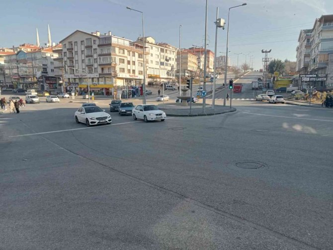 Akülü Sandalyeli Engelli Adama Kamyonet Çarpma Anı Kamerada