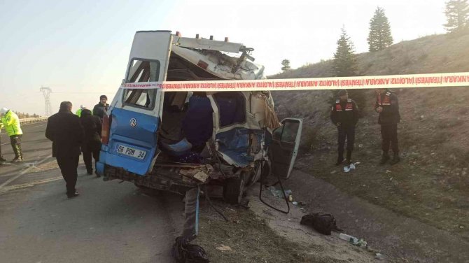 Başkent’te İki Servis Aracı Çarpıştı: 2’si Ağır 25 Yaralı